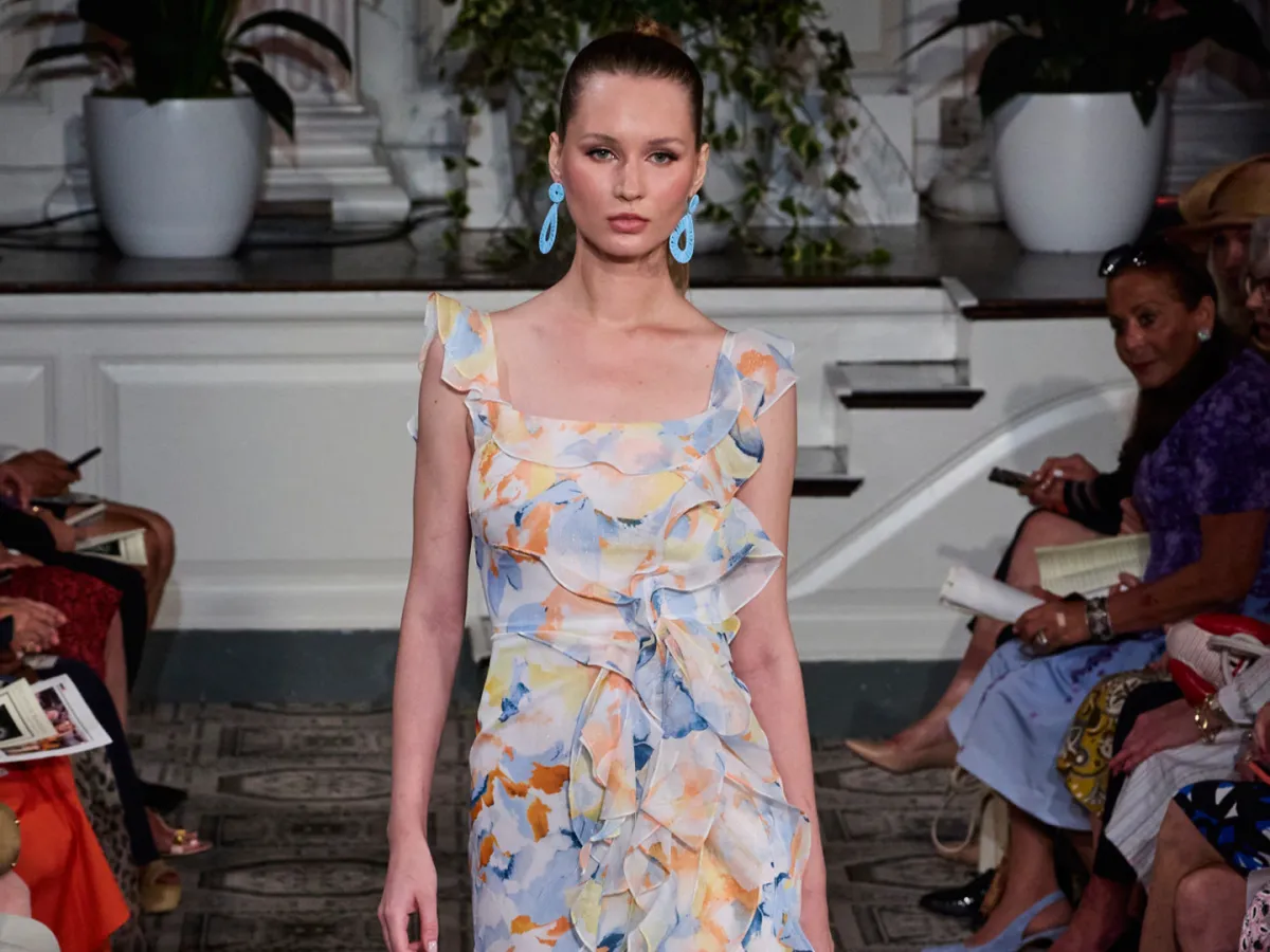 فستان من Dennis Basso - الصورة من Launchmetrics/Spotlight ©