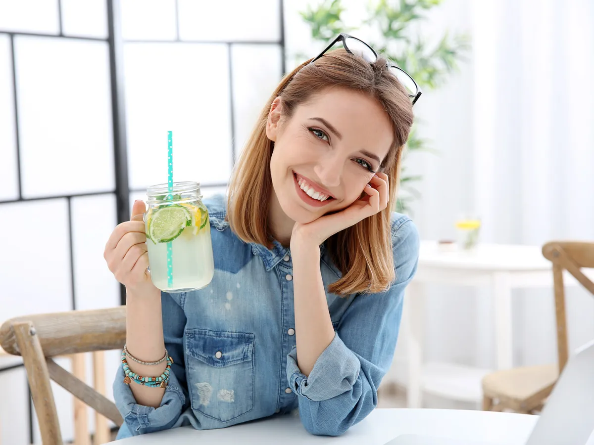 يدفعكِ شرب الماء والليمون في الصباح إلى تسريع عملية الأيض والتخلص من سموم الجسم