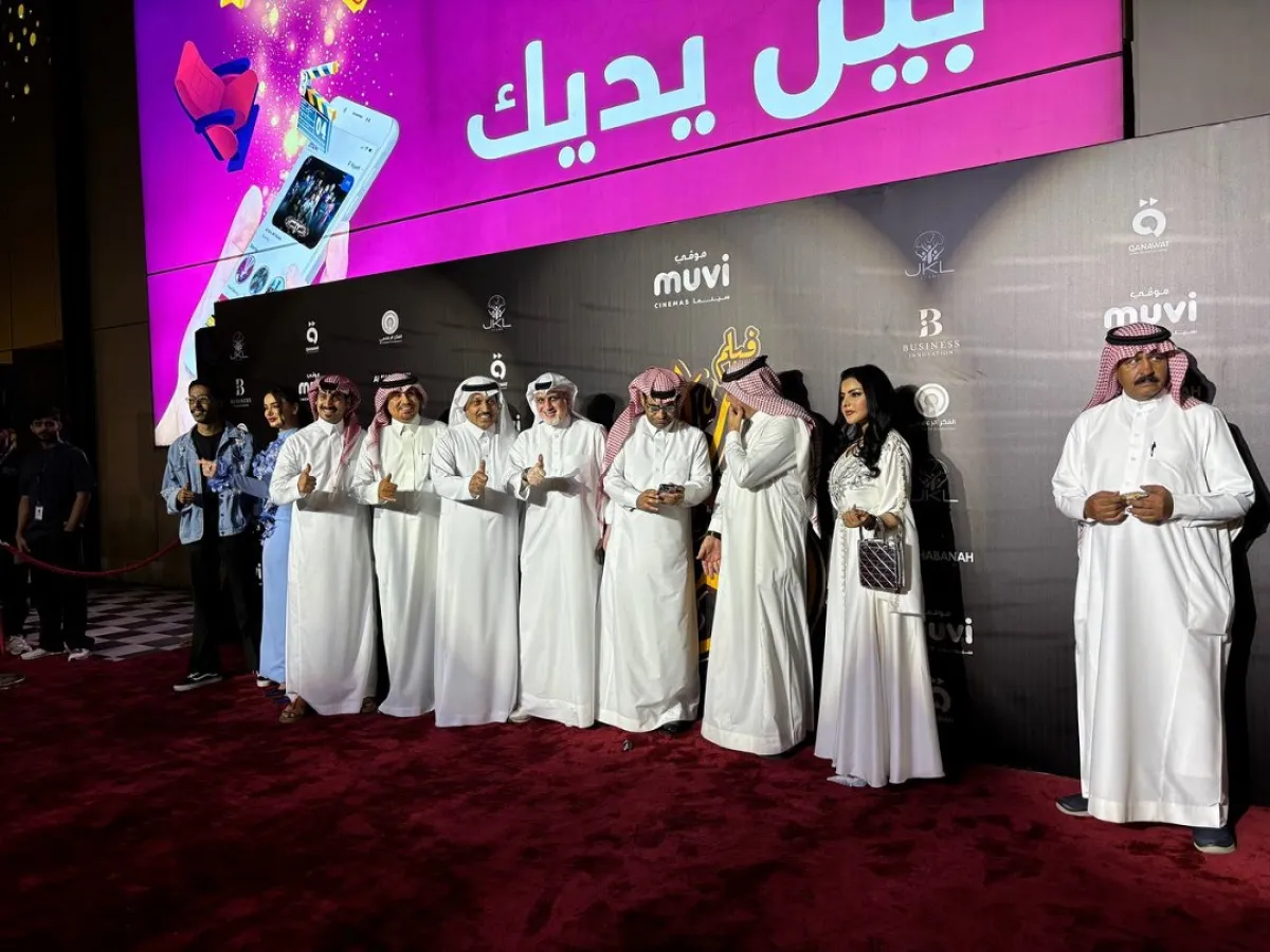 أبطال العمل مع فنانين حضروا لدعمهم ومساندتهم - الصورة خاصة بـ"سيدتي"- تصوير- زكية البلوشي