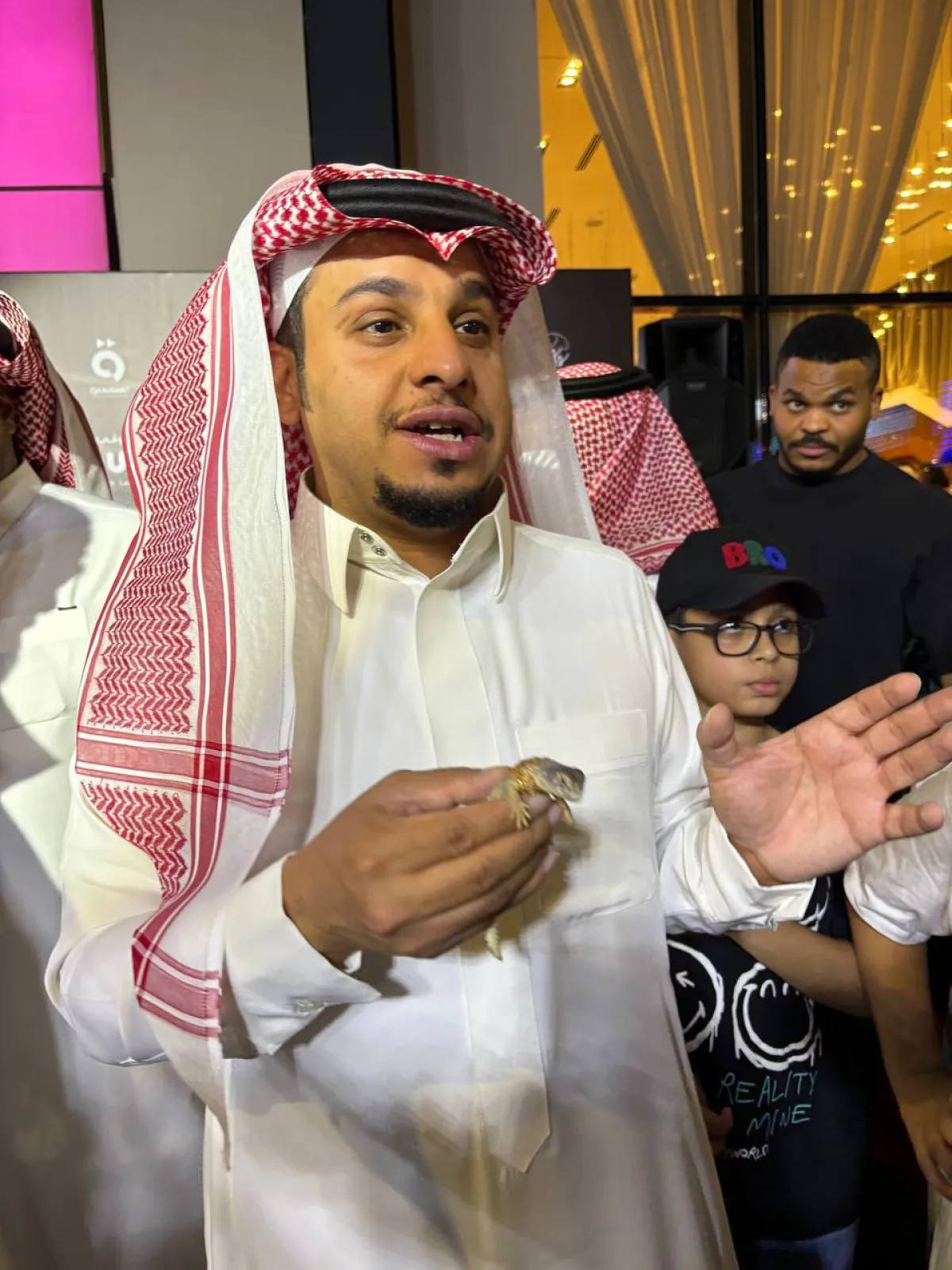 فيصل العيسى يحمل الضب - الصورة خاصة بـ"سيدتي"- تصوير- زكية البلوشي