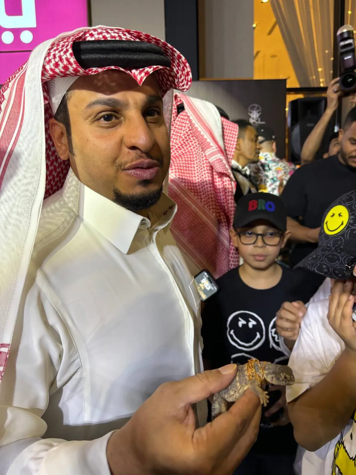 فيصل العيسى يحمل الضب - الصورة خاصة بـ"سيدتي"- تصوير- زكية البلوشي