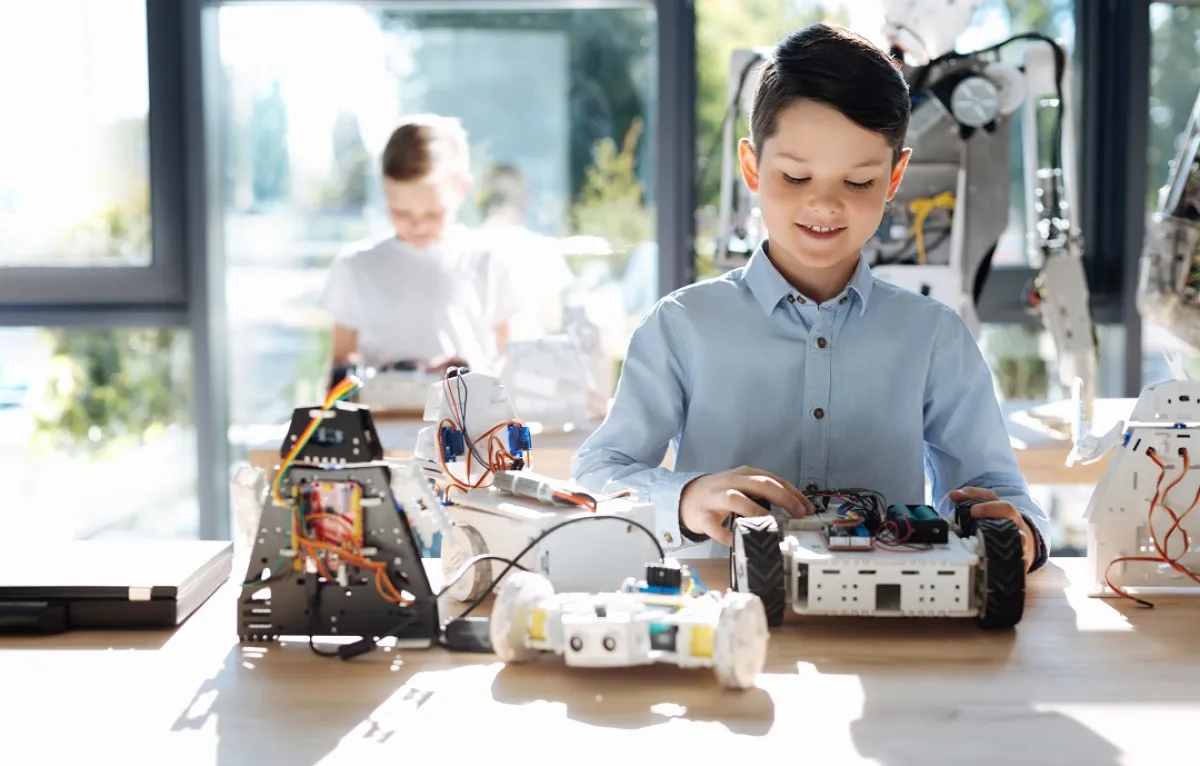 صورة لطفل مهتم بالعلم والاختراعات