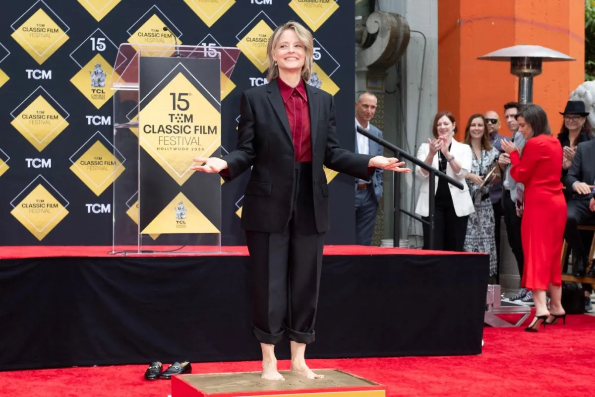 تقديم جودي فوستر كجزء من مهرجان TCM للأفلام الكلاسيكية لعام 2024، في مسرح TCL الصيني في هوليوود (Jodie Foster presented as part of the 2024 TCM Classic Film Festival, at TCL Chinese Theatre in Hollywood). مصدر الصورة: VALERIE MACON / AFP