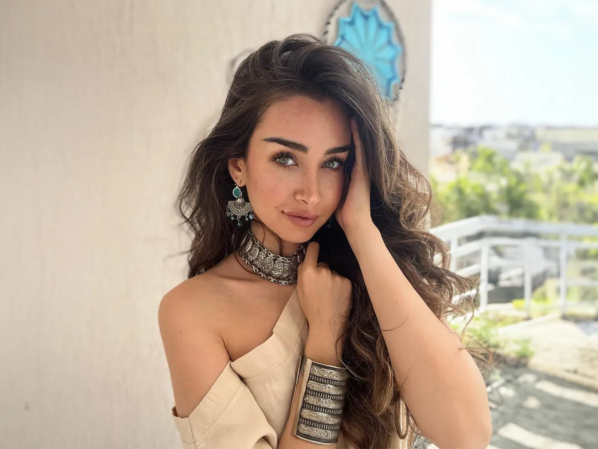 هنا الزاهد بمجوهرات فضية فاخرة