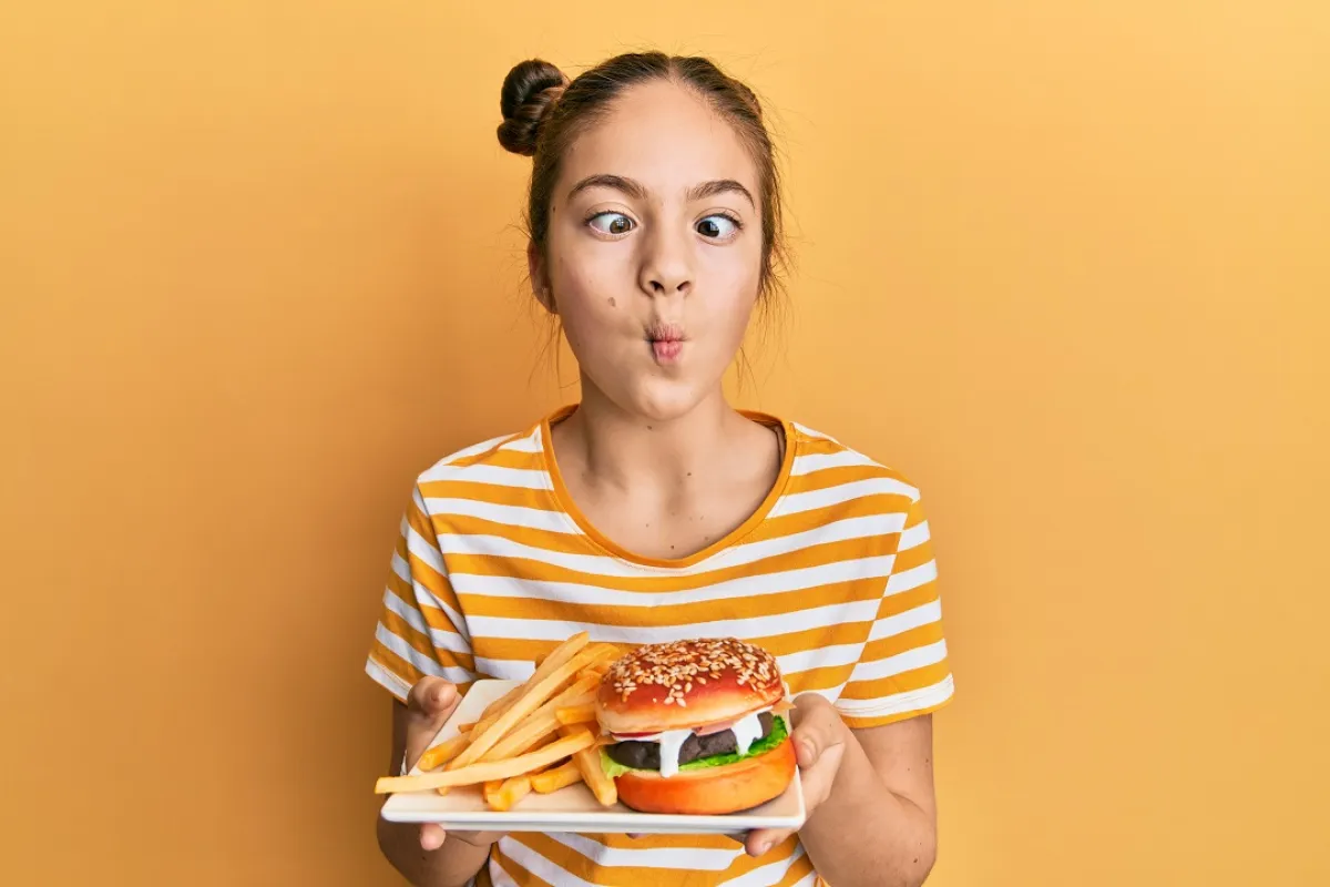 صورة لطفلة تحمل طبق الطعام