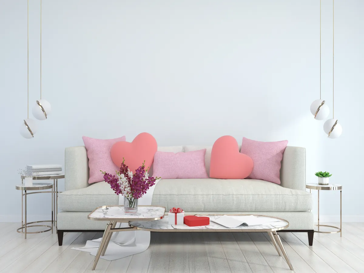 كنبة فاتحة تتصدر غرفة المعيشة