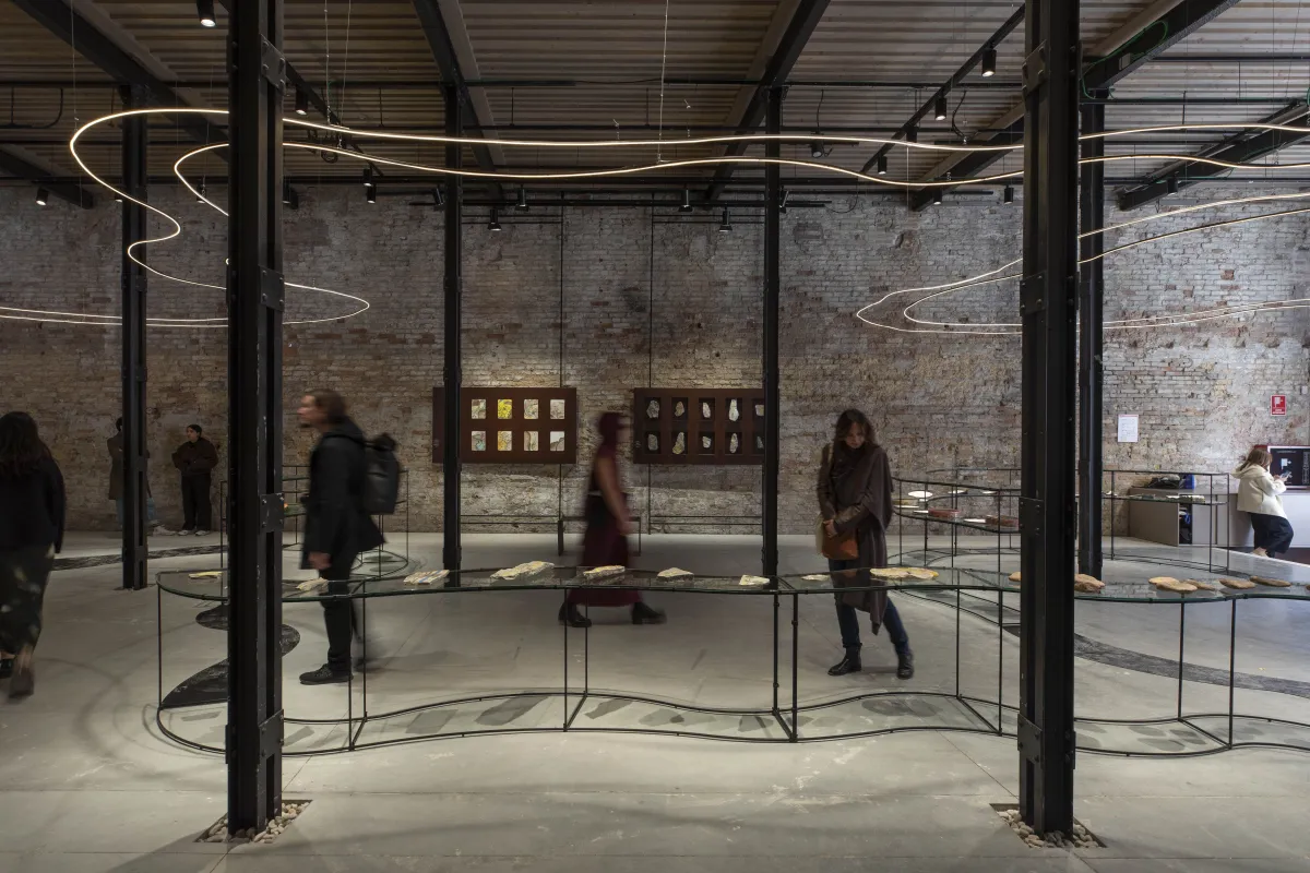 معرض الفنان الإماراتي عبدالله السعدي. الصورة من wam