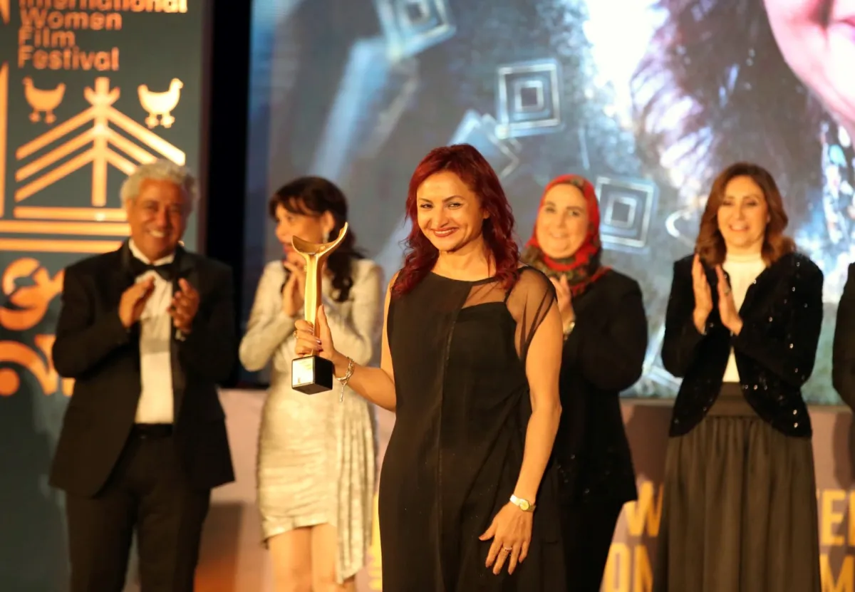 هالة خليل لحظة تكريمها - الصورة من المركز الإعلامي لمهرجان أسوان لأفلام المرأة