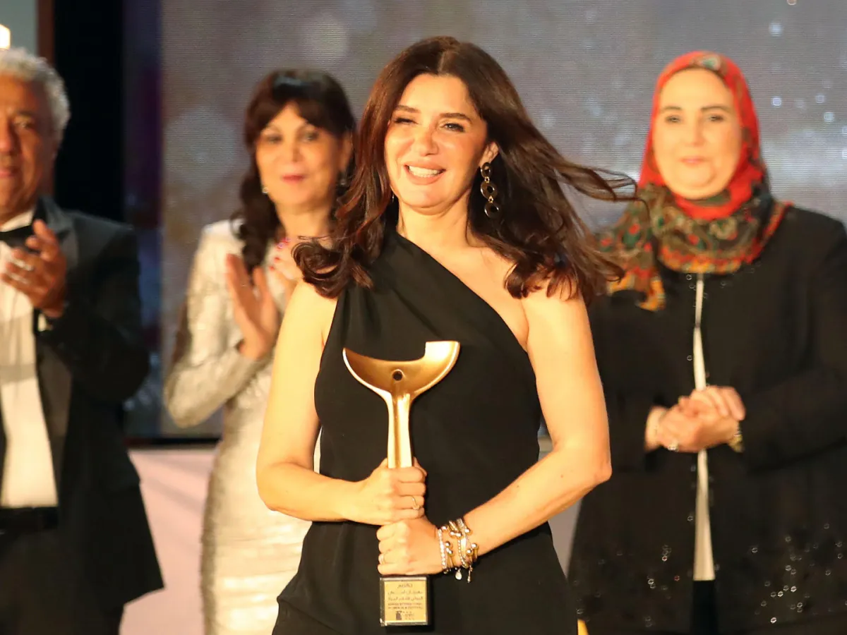 غادة عادل بمجوهرات ذهب عصرية في مهرجان أسوان 2024