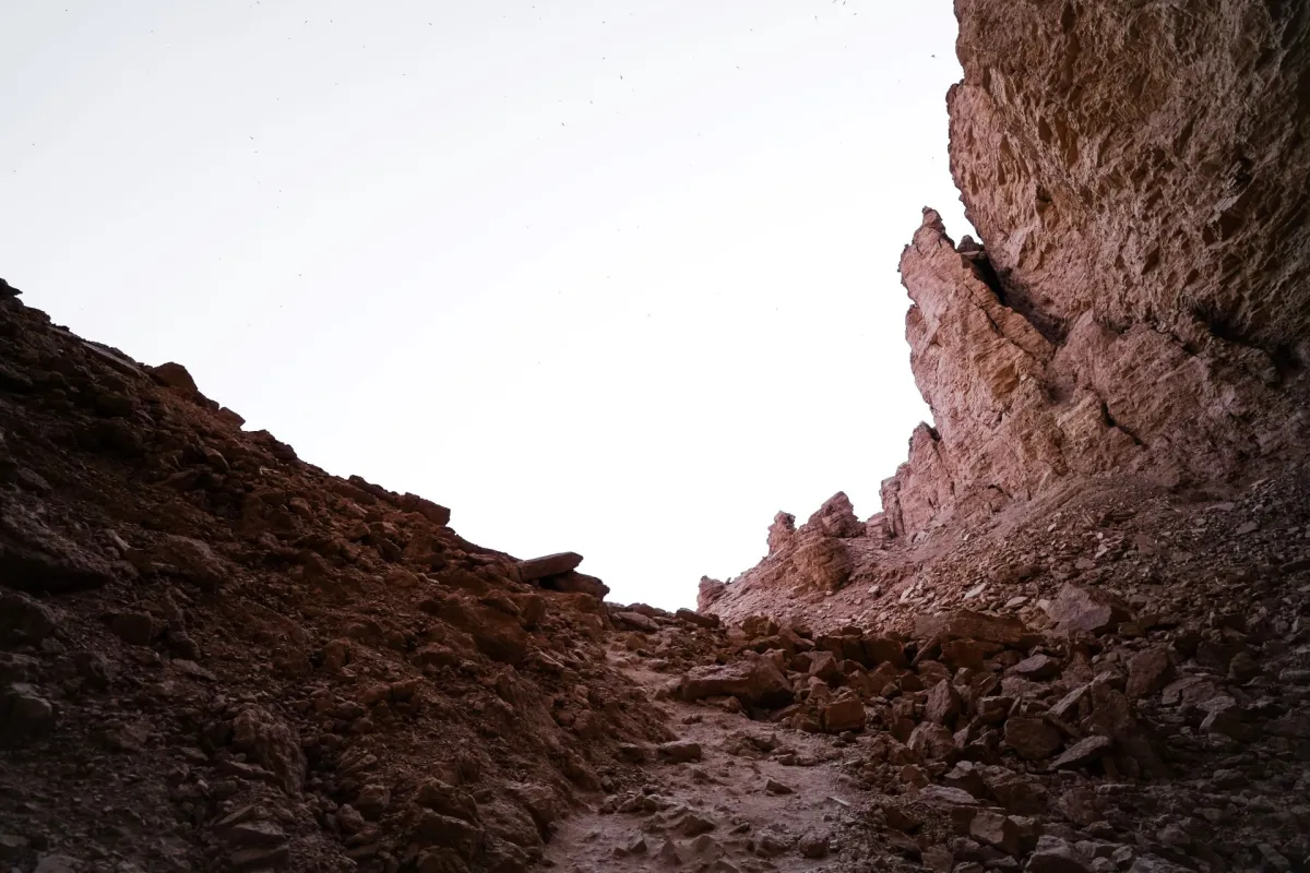 فرنسية تستكشف أعجوبة جيولوجية نادرة تدور حولها قصص مشوقة في السعودية