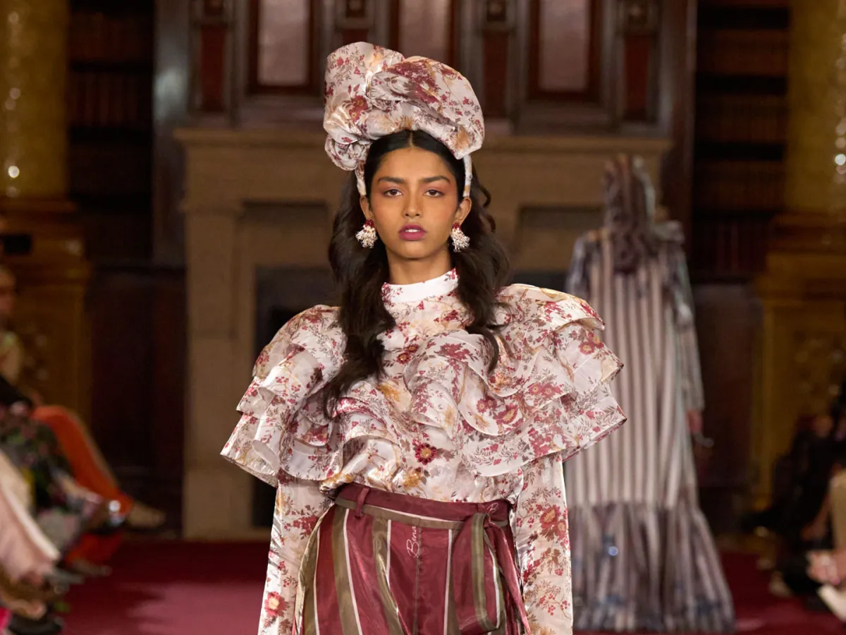 بلوزة مزينة بطبعات الورود من جاروم Jarum - الصورة من Launchmetrics/Spotlight ©