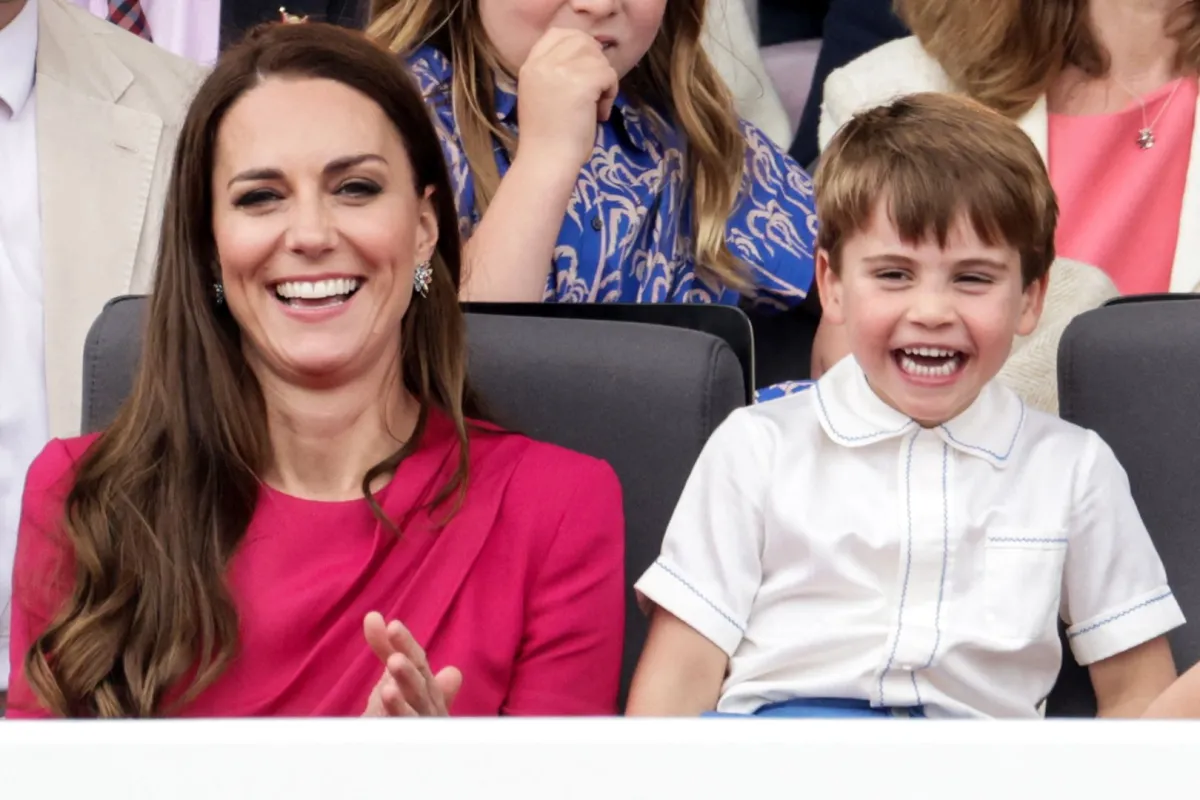 كاثرين وابنها الأمير لويس خلال مسابقة ملكة البلاتين في لندن (Catherine and her son Prince Louis during the Platinum Pageant in London). مصدر الصورة: Chris Jackson / POOL / AFP