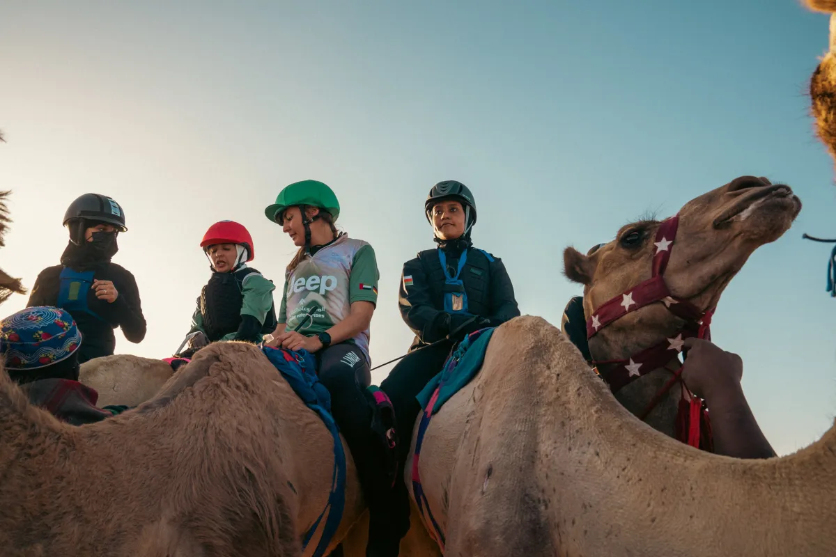 الهجانة ريما مع المتسابقات. الصورة من الحساب الرسمي للاتحاد السعودي للهجن على منصة x