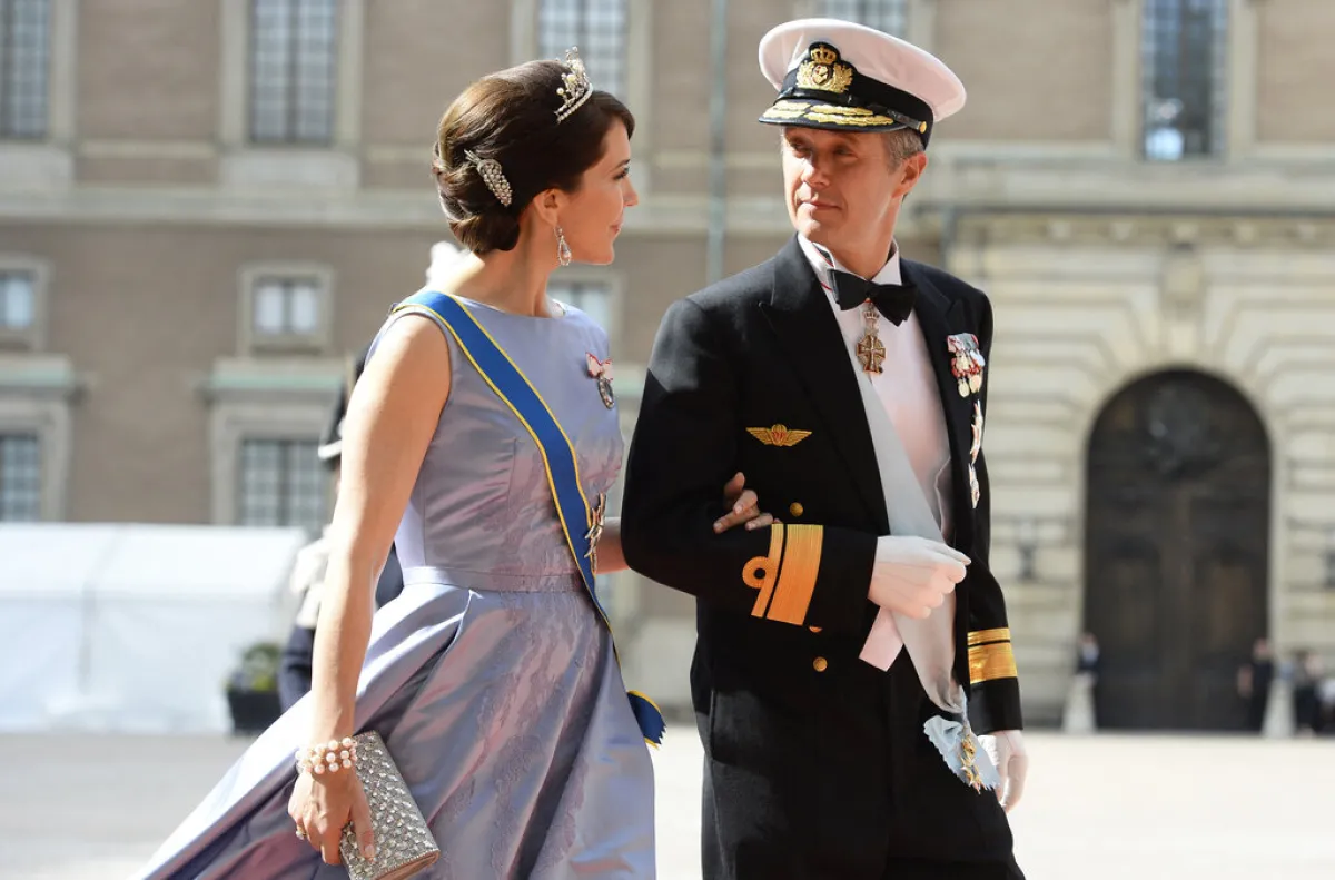 الأمير فريدريك والأميرة ماري Princess Mary of Denmark and Prince Frederik في السويد عام 2015 "الصورة قبل توليهما العرش" (مصدر الصورة: JONATHAN NACKSTRAND / AFP)