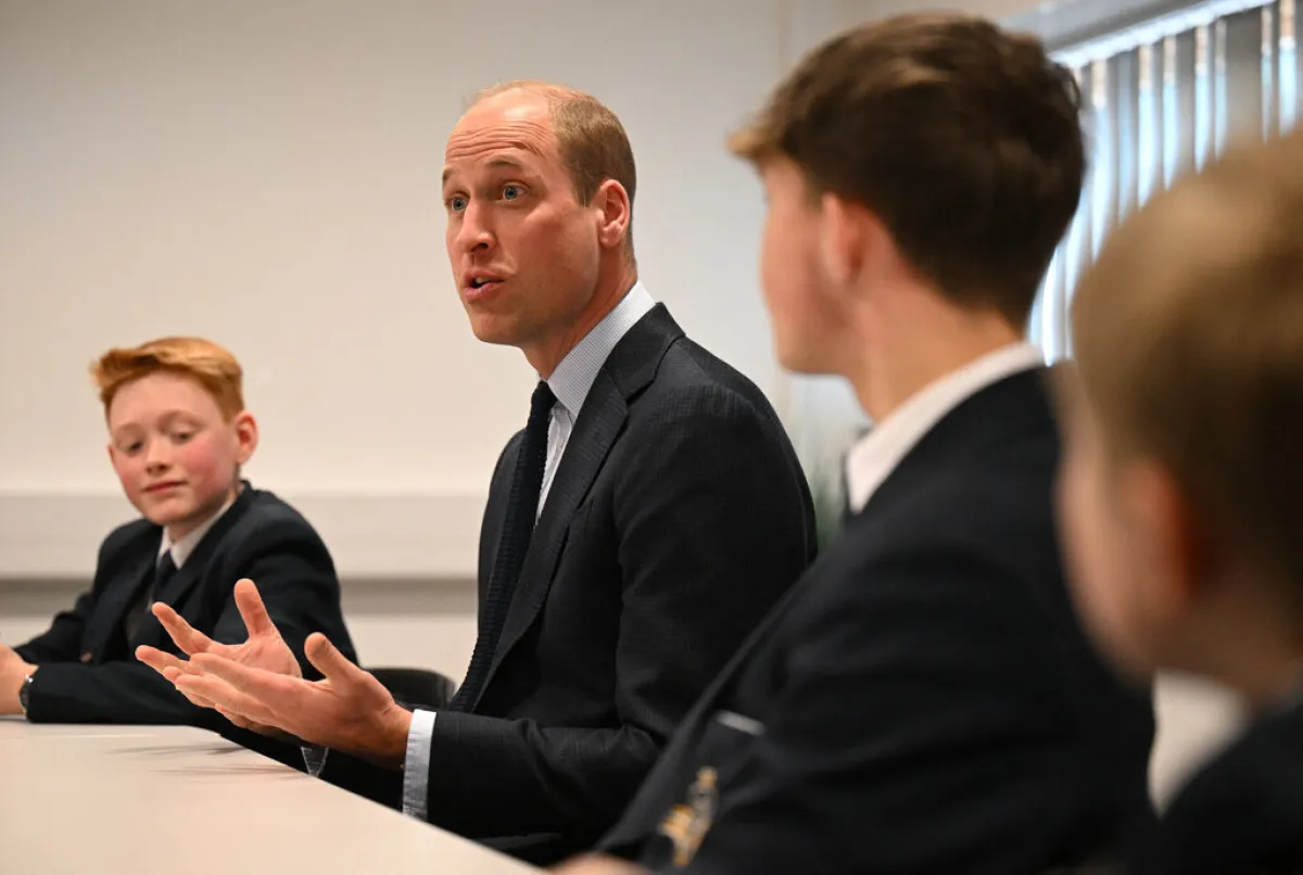 الأمير ويليام إلى جانب التلميذ Prince William and Freddie Hadley في المدرسة (مصدر الصورة: Oli SCARFF / POOL / AFP)
