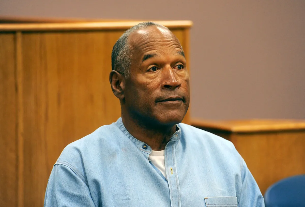 أو جي سيمبسون في مركز لوفلوك الإصلاحي في لوفلوك، نيفادا (O.J. Simpson at Lovelock Correctional Center in Lovelock, Nevada). مصدر الصورة: Jason Bean-Pool/Getty Images/AFP 