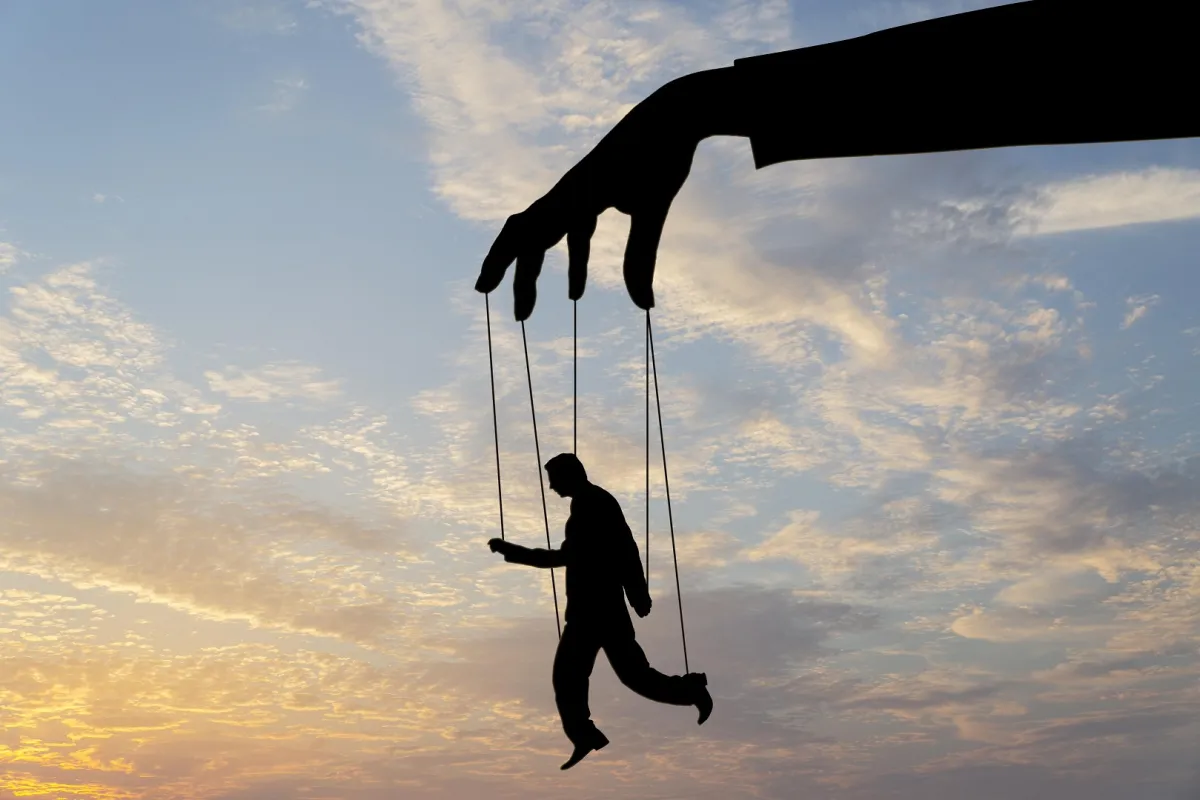 الشخصيات المهيمنة بالعمل وقدرتها على توجيه الأفراد 