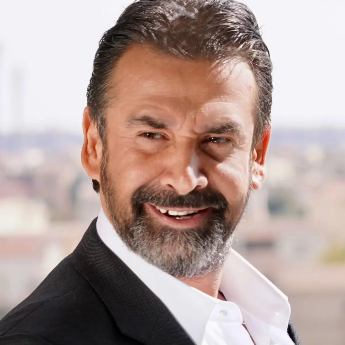 كريم عبد العزيز- الصورة من الصفحة الرسمية على فيسبوك