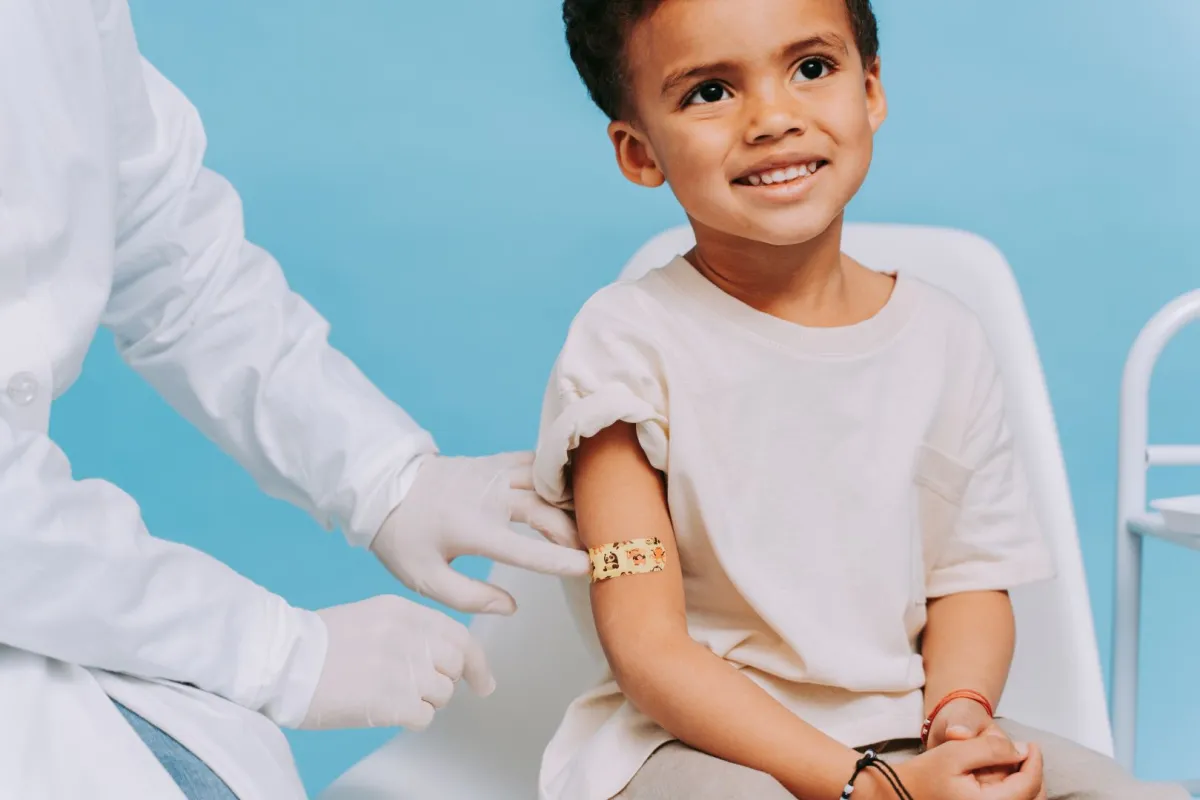 صورة طفل يتلقى اللقاح