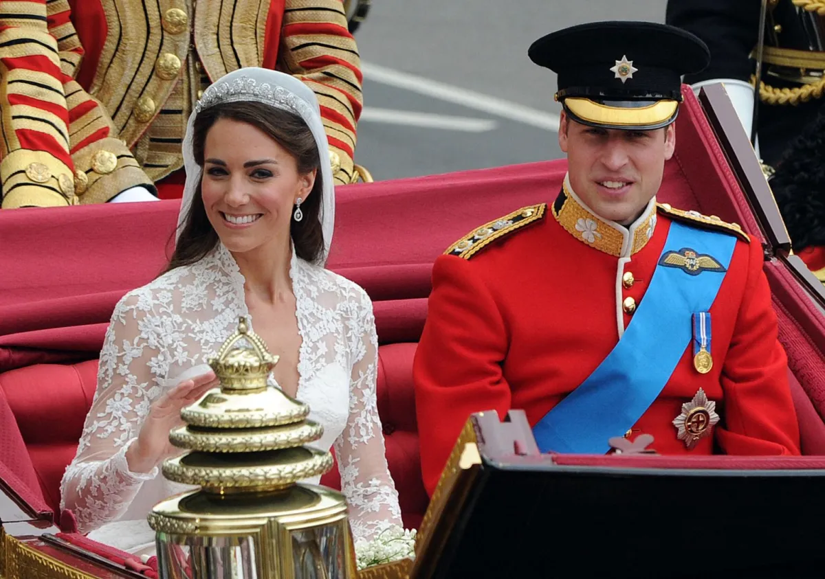 الأمير ويليام وزوجته كيت على طول طريق الموكب إلى قصر باكنغهام، في لندن (Prince William and his wife Kate along the Processional Route to Buckingham Palace, in London). مصدر الصورة: AFP PHOTO/GERARD JULIEN