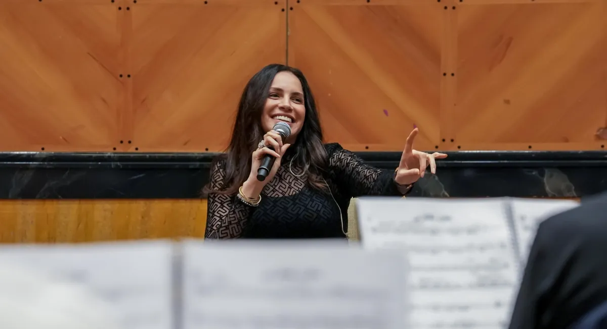 امال ماهر في بروفات حفلها القادم ب جدة -الصورة من المركز الاعلامي ل بنش مارك