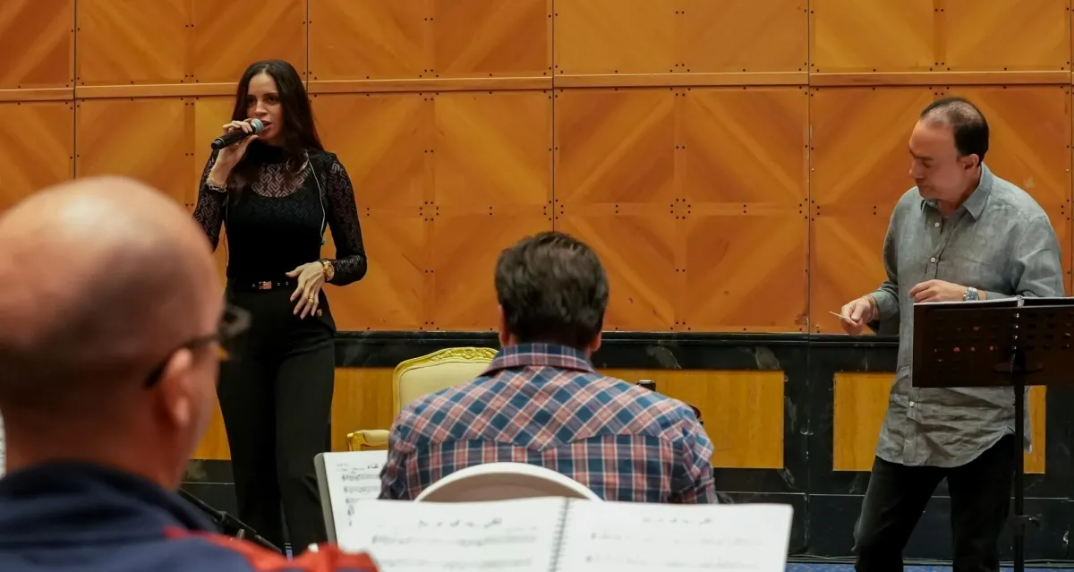 امال ماهر ووليد فايد في بروفات حفلها القادم ب جدة -الصورة من المركز الاعلامي ل بنش مارك