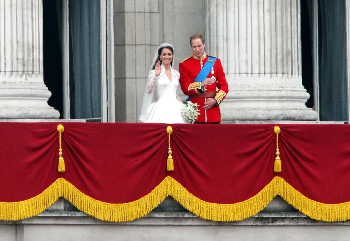 الأمير وليام وزوجته كيت على شرفة قصر باكنغهام (Prince William and his wife Kate on the balcony of Buckingham Palace). مصدر الصورة: GEOFF CADDICK / AFP