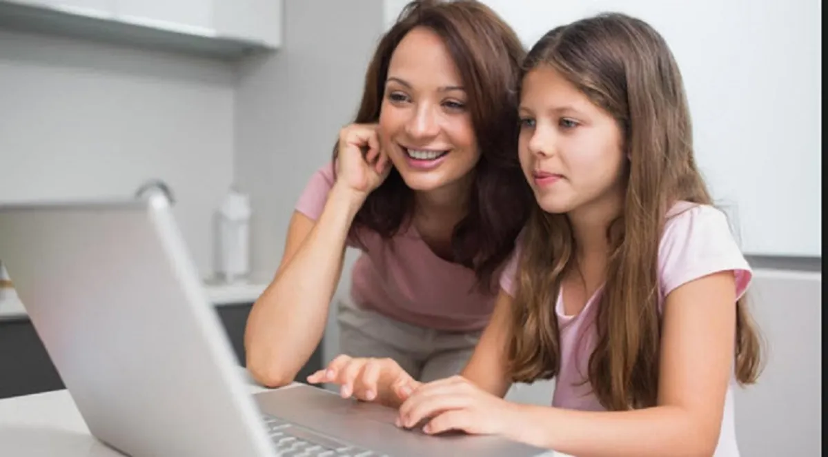 صورة لطفلة وأمها أمام الشاشة