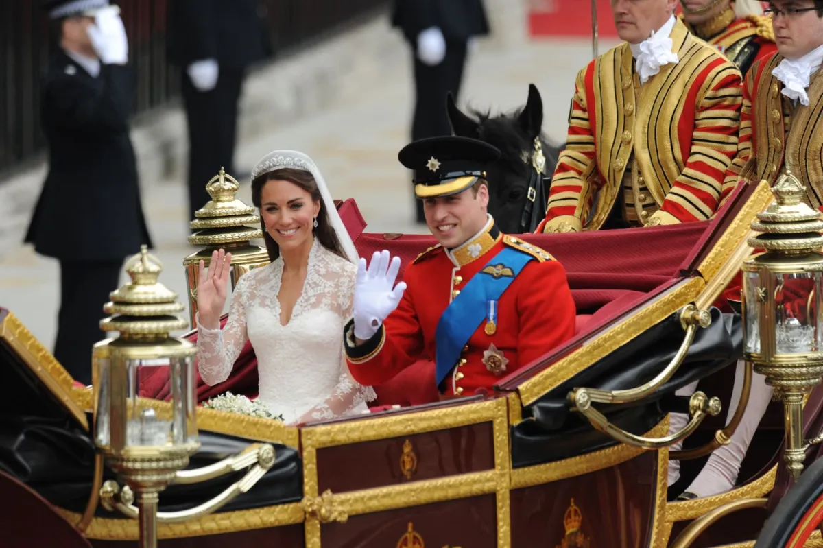 الأمير ويليام وزوجته كيت يسافران على طول طريق الموكب إلى قصر باكنغهام، في لندن (Prince William and his wife Kate along the Processional Route to Buckingham Palace, in London). مصدر الصورة: BEN STANSALL / AFP