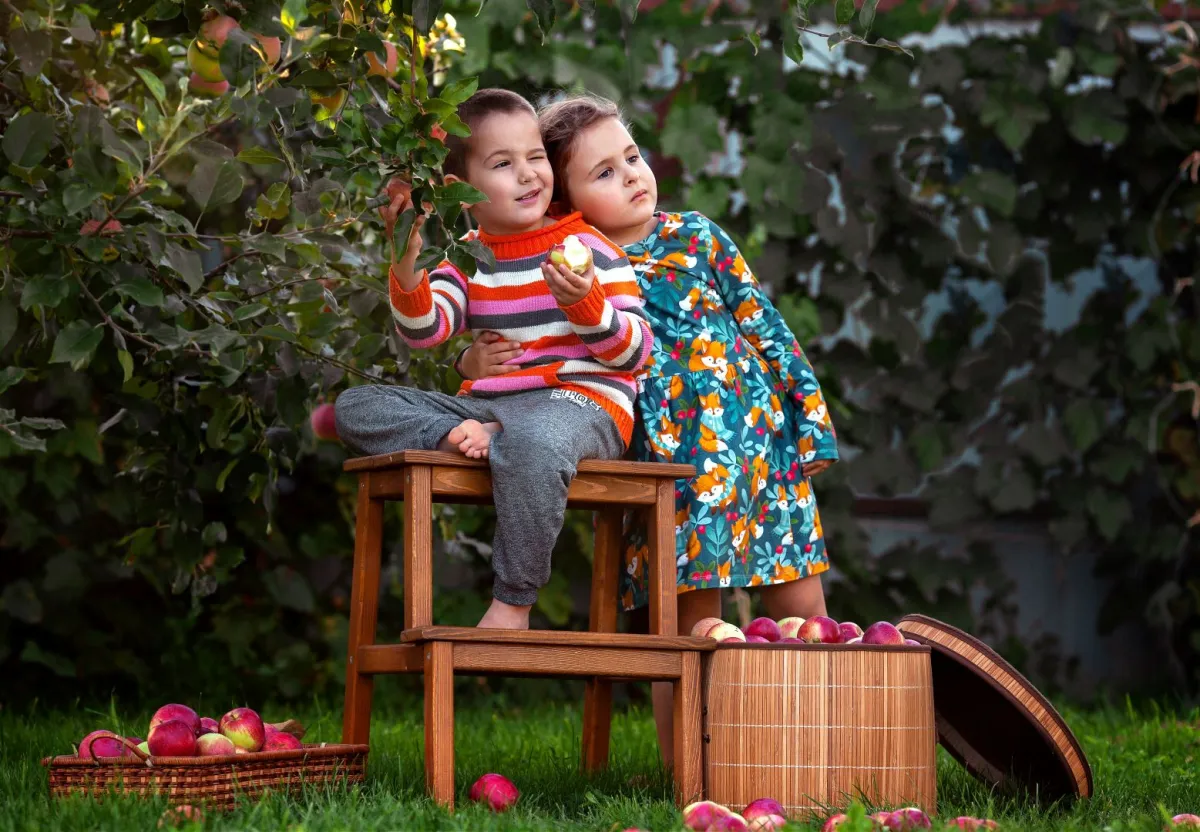 صورة طفلين في البستان