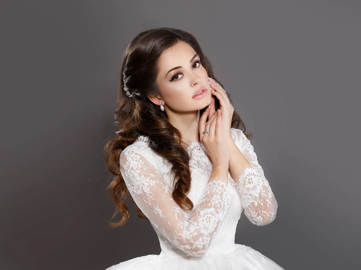 تسريحات شعر نصف رفعة لعروس 2024