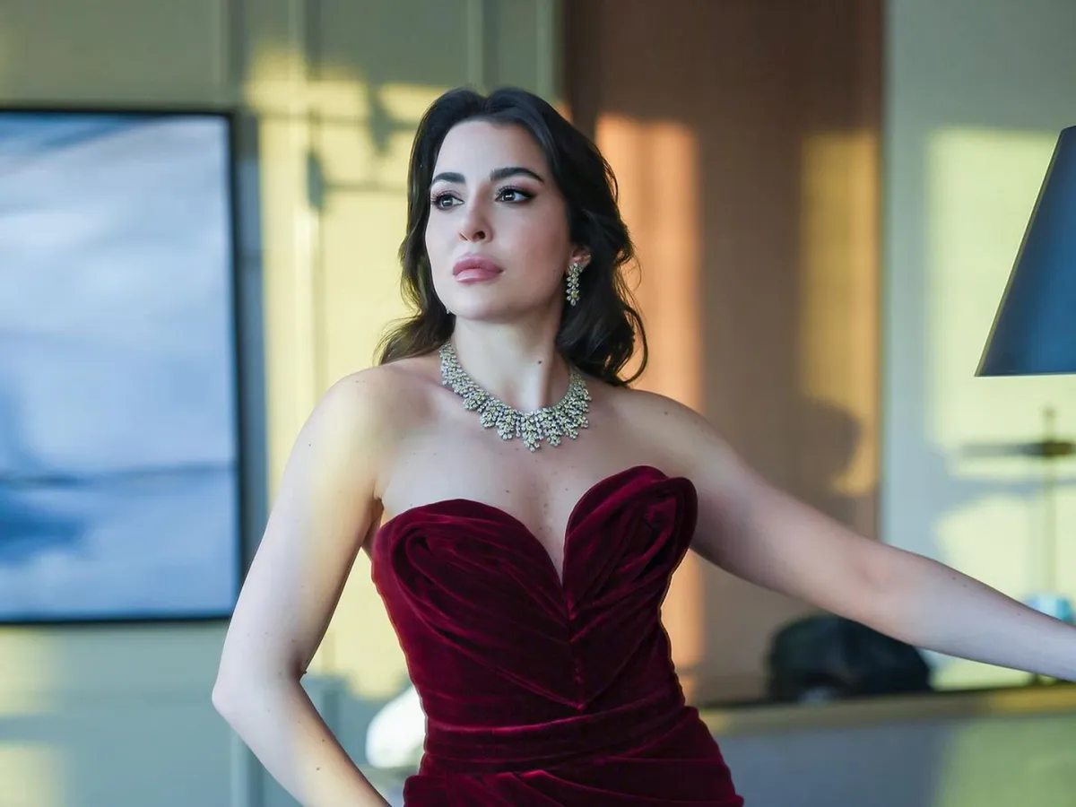 سارة أبي كنعان بفستان أحمر داكن - الصورة من حسابها على إنستغرام