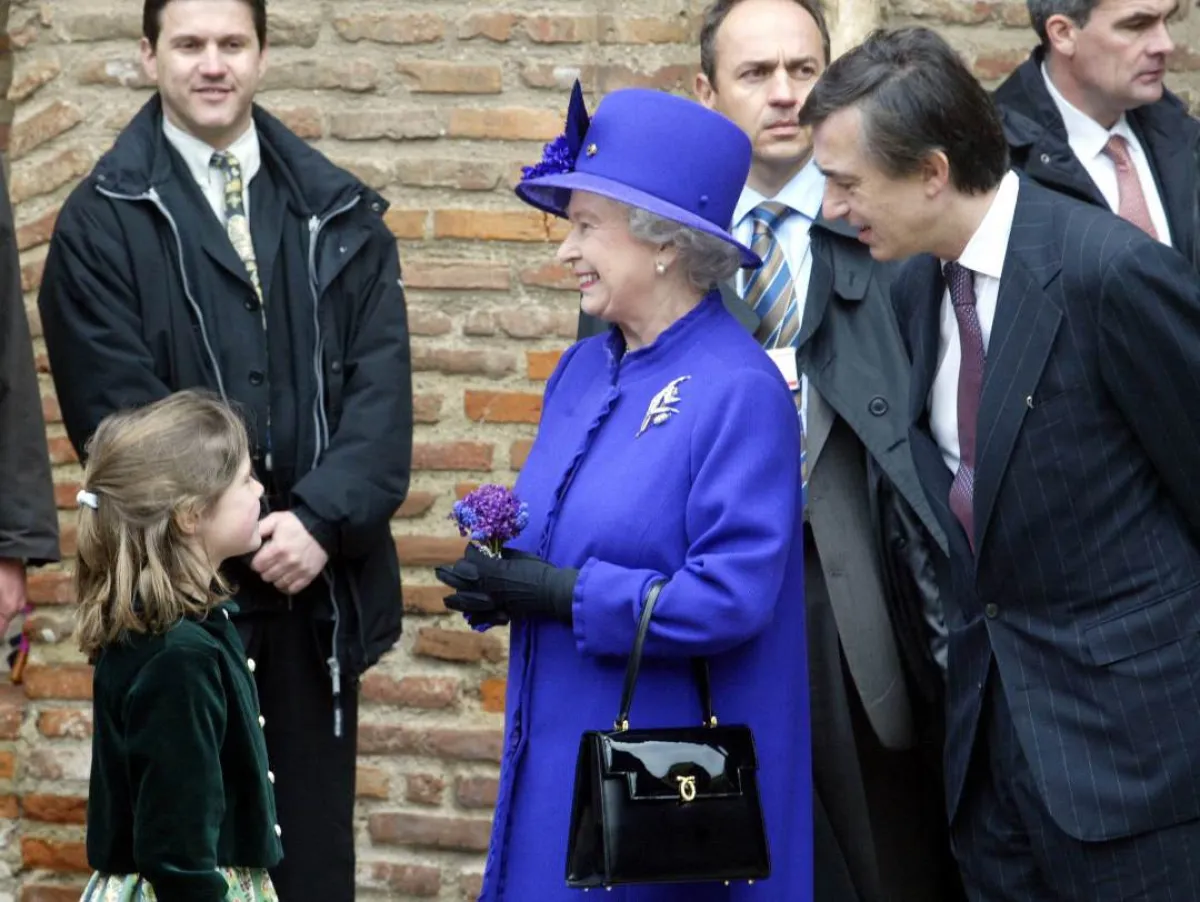 الملكة إليزابيث الثانية Queen Elisabeth (وسط)، يحيط بها فيليب دوست بلازي (يمين) وعمدة تولوز(مصدر الصورة: ERIC CABANIS / AFP POOL)