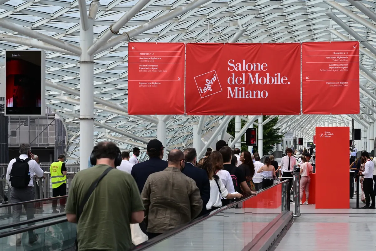 "صالون ديل موبيل" Photo by Miguel MEDINA / AFP