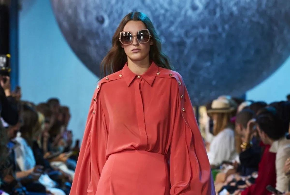 بلوزة بأكمام مفتوحة من إيلي صعب - مصدر الصورة من Launchmetrics/Spotlight ©