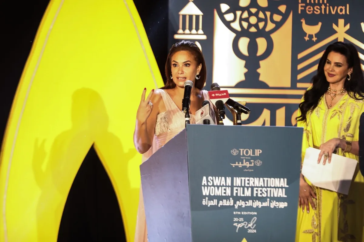 هندي صبري تلقي كلمة في حفل إفتتاح مهرجان أسوان الدولي لأفلام المرأة بدورته الثامنة، مصدر الصورة:Mohamed Elshahed/Anadolu via Getty Images)
