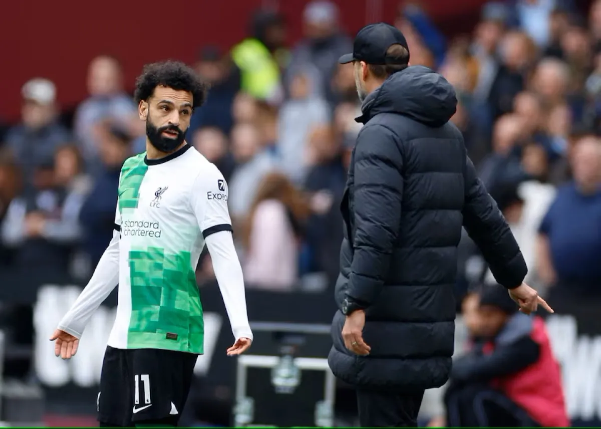 Soccer Football - Premier League - West Ham United v Liverpool - London Stadium, London, Britain - April 27, 2024 Liverpool's Mohamed Salah talks to manager Juergen Klopp after being substituted Action Images via Reuters/John Sibley