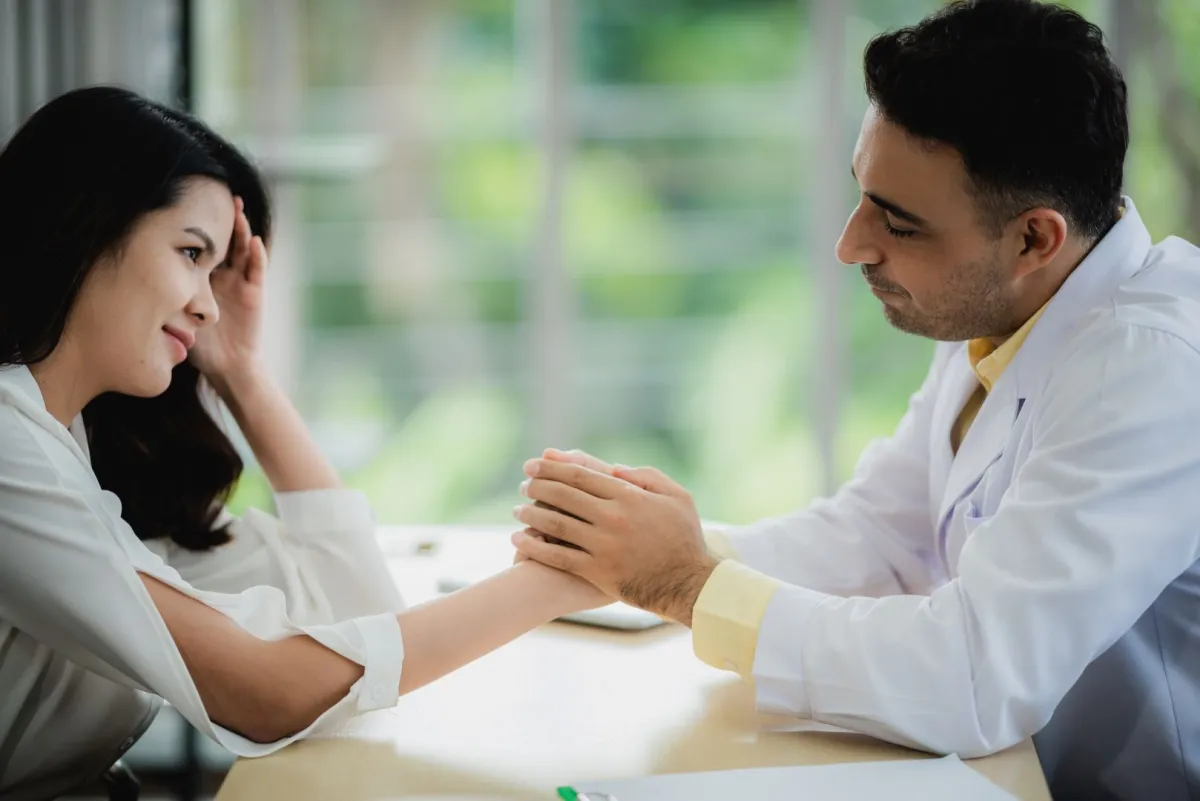 صورة امرأة عند الطبيب