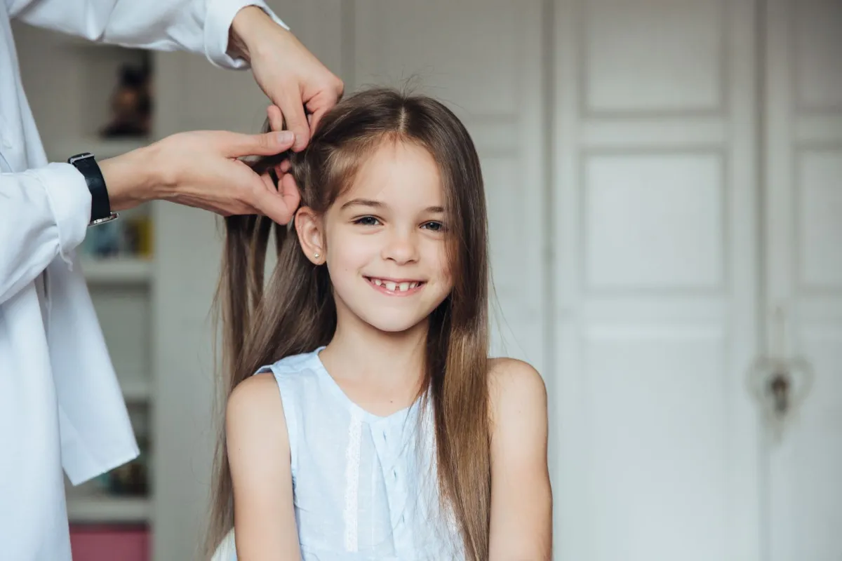 صورة فتاة تسرح شعرها