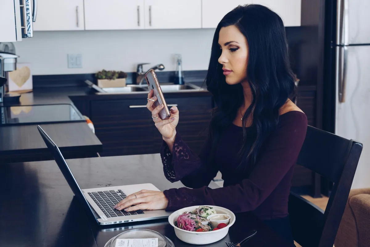 فتاة تعاني من الانشغال الدائم فهي لا تتجد وقتاً لتناول الطعام إلا وهي تعمل