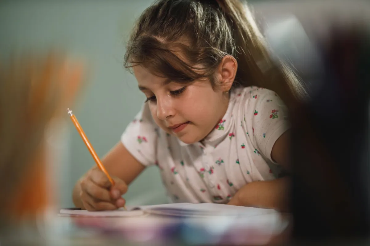 صورة طفلة تدرس