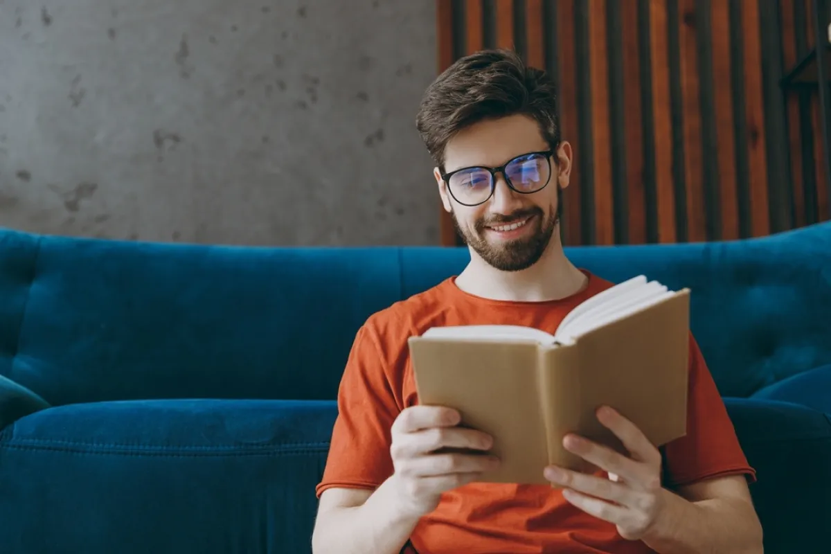 شاب يقرأ عن طرق تحقيق النجاح