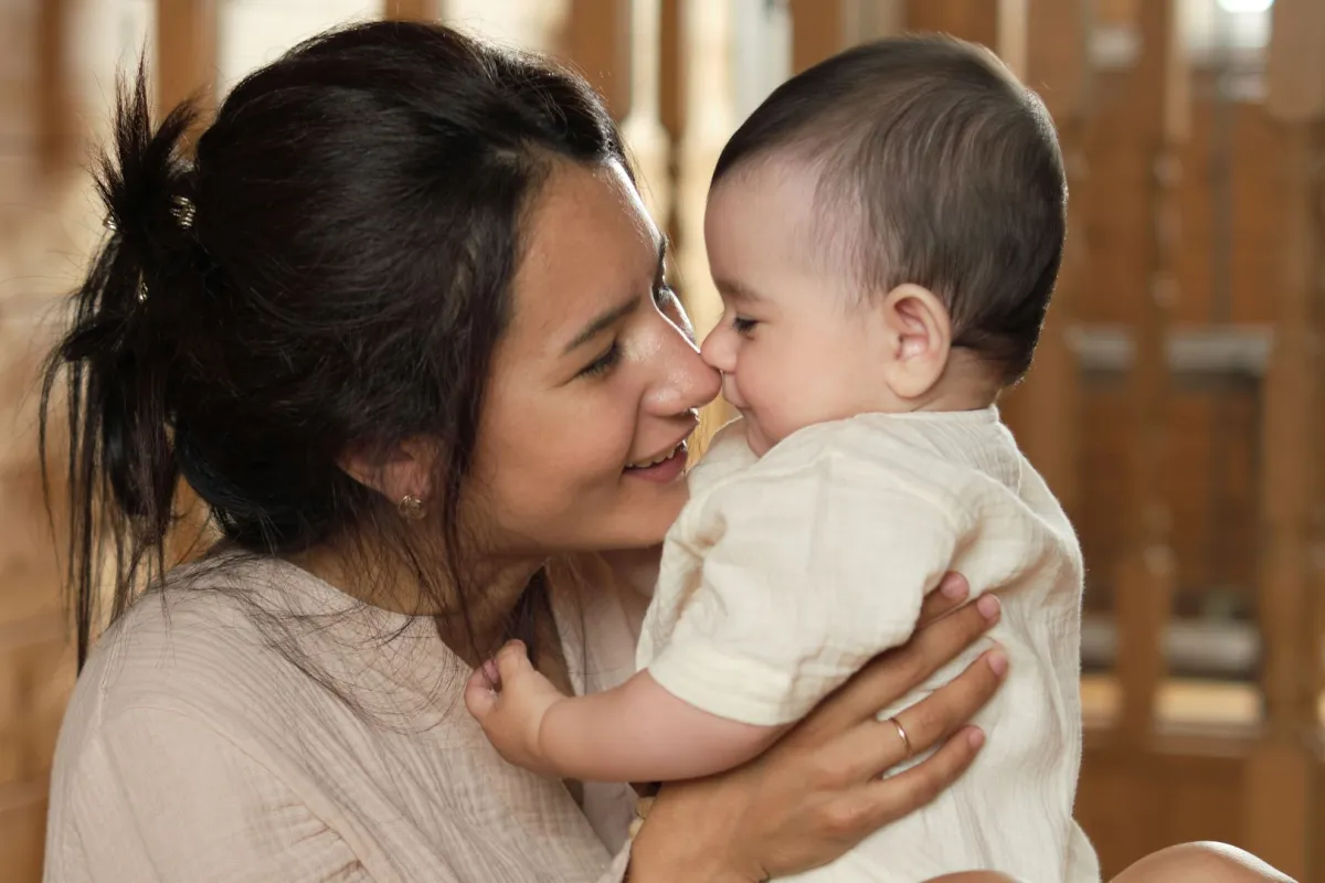 صورة أم تحمل مولودها