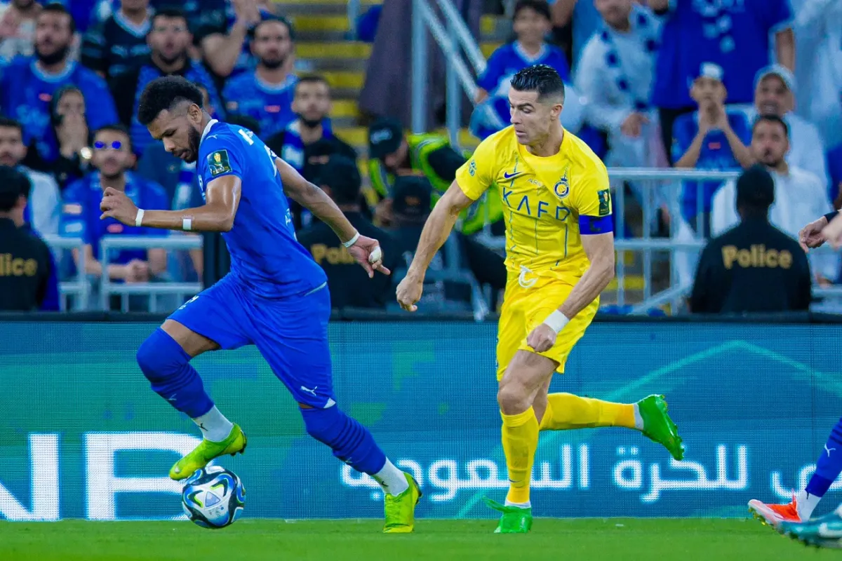 البليهي يراوغ كريستيانو أثناء نهائي كأس الملك - الصورة من حساب كأس خادم الحرمين الشريفين على إكس