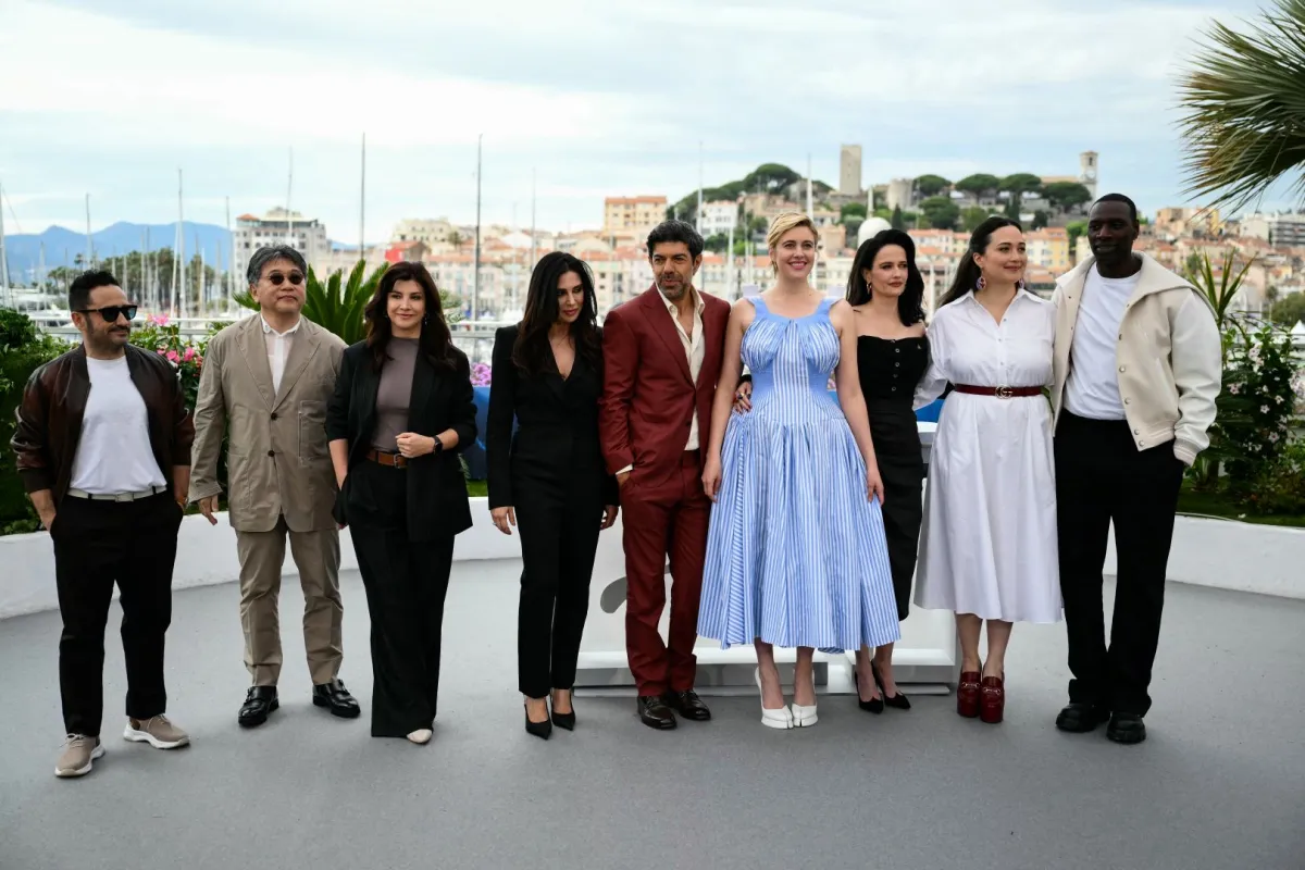 أعضاء لجنة تحكيم الدورة السابعة والسبعين لمهرجان كان السينمائي (Members of the Jury of the 77th Cannes Film Festival). مصدر الصورة: CHRISTOPHE SIMON / AFP 