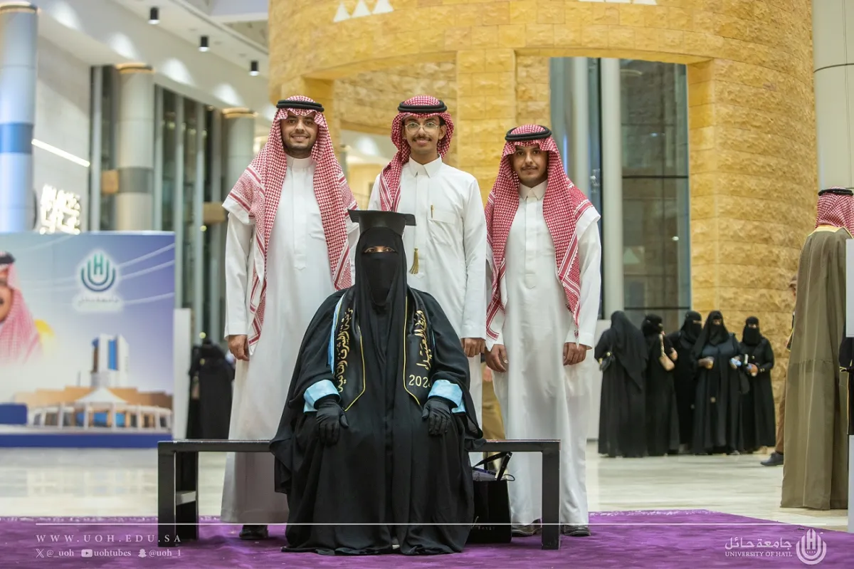 حققت حلمها وتخرجت من جامعة حائل.. هدى العبيداء أكبر خريجة لعام 2024 - الصورة من حساب جامعة حائل على إكس