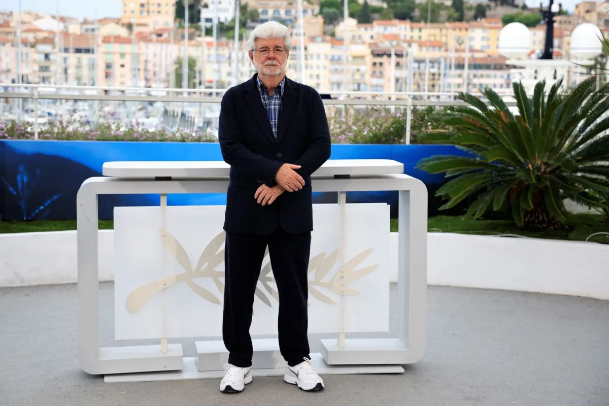 جورج لوكاس في الدورة السابعة والسبعين لمهرجان كان السينمائي في مدينة كان جنوب فرنسا (George Lucas at the 77th edition of the Cannes Film Festival in Cannes, southern France). مصدر الصورة: Valery HACHE / AFP