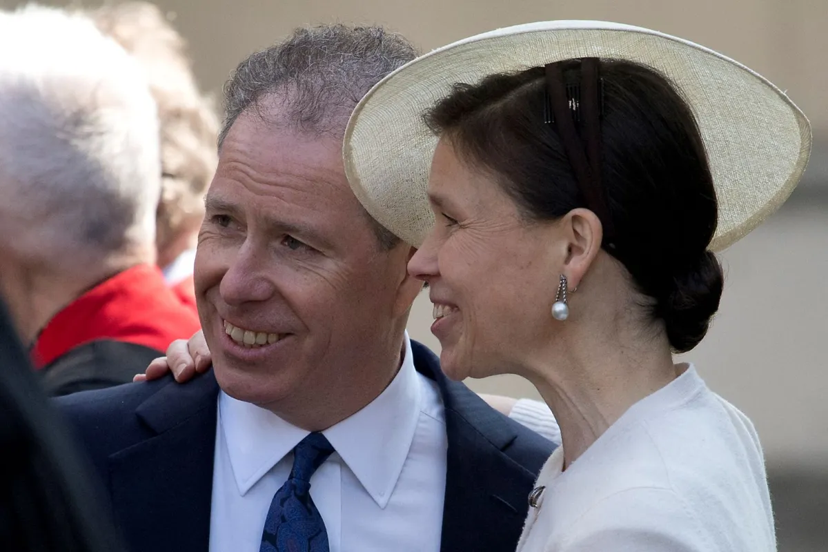 ديفيد أرمسترونج جونز وشقيقته السيدة سارة تشاتو في كنيسة القديسة مارغريت في لندن (David Armstrong-Jones and his sister Lady Sarah Chatto at St Margaret's Church in London). مصدر الصورة: Justin TALLIS / POOL / AFP