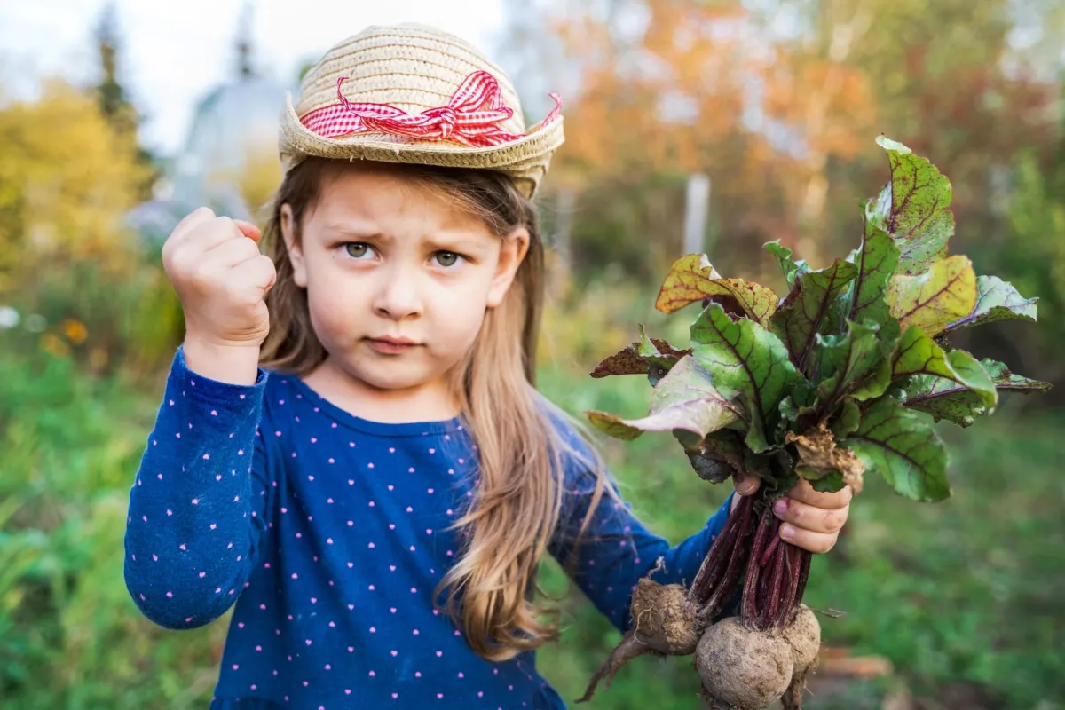صورة لطفلة تتناول عصير الشمندر
