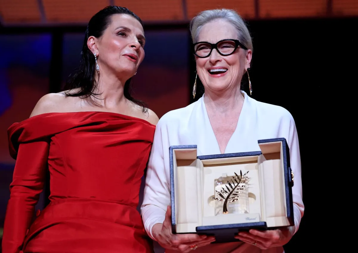 ميريل ستريب مع الممثلة الفرنسية جولييت بينوش في الدورة السابعة والسبعين لمهرجان كان السينمائي في مدينة كان جنوب فرنسا (Meryl Streep with French actress Juliette Binoche at the 77th edition of the Cannes Film Festival in Cannes, southern France). مصدر الصورة: Valery HACHE / AFP